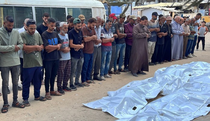 تشييع شهداء في مستشفى العودة وسط قطاع غزة (APA)
