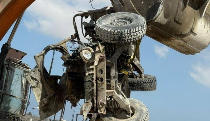 بقايا المركبة التي استهدفتها المقاومة الفلسطينية بعبوة ناسفة جنوب قطاع غزة