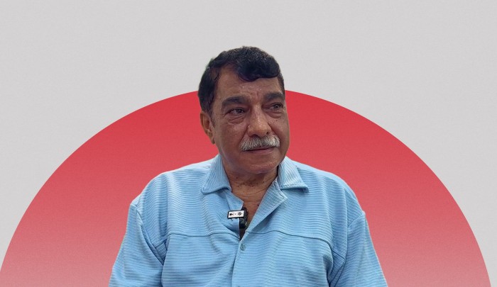 الحلاق الفلسطيني خالد عوض، المعروف اليوم كأقدم حلاق في مخيم عين الحلوة