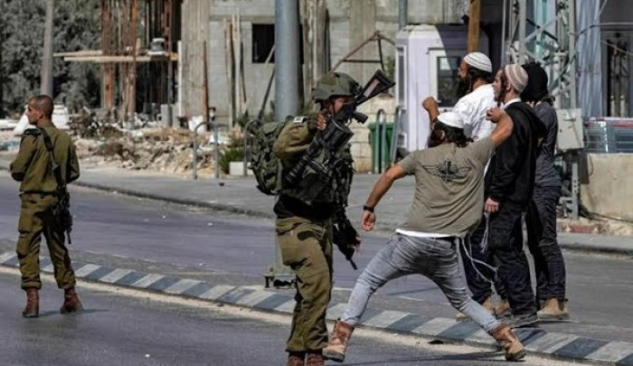 مستوطنون يعتدون على فلسطينيين بحماية من الجيش "الإسرائيلي" - أرشيفية