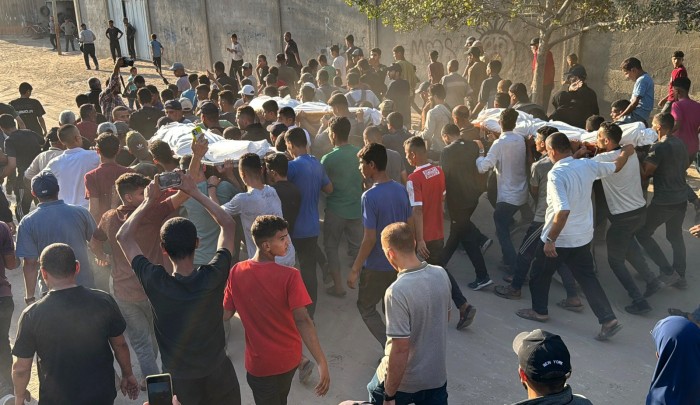 فلسطينيون يشيعون عدداً من الشهداء في مستشفى شهداء الأقصى بدير البلح