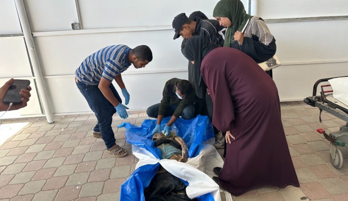 عائلة تتسلّم جثامين أبنائها في مستشفى ناصر بخان يونس بعد تسليمها عبر الصليب الأحمر الدولي