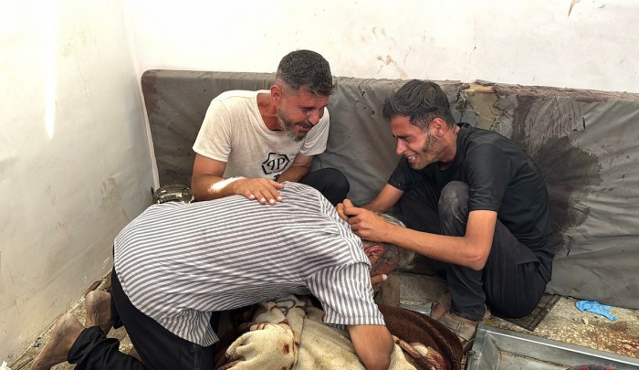 فلسطينيون يودعون شهيداً في دير البلح وسط قطاع غزة(APA)
