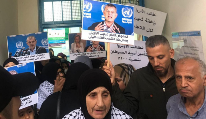من اعتصام الأهالي في مخيم عين الحلوة أمام مكتب مدير المخيم