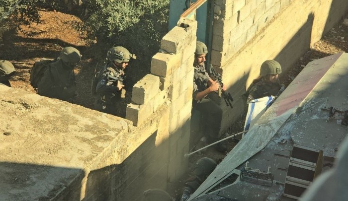 من مداهمة جنود الاحتلال لبيوت الفلسطينيين في بلدة عقابا بطوباس شمالي الضفة الغربية