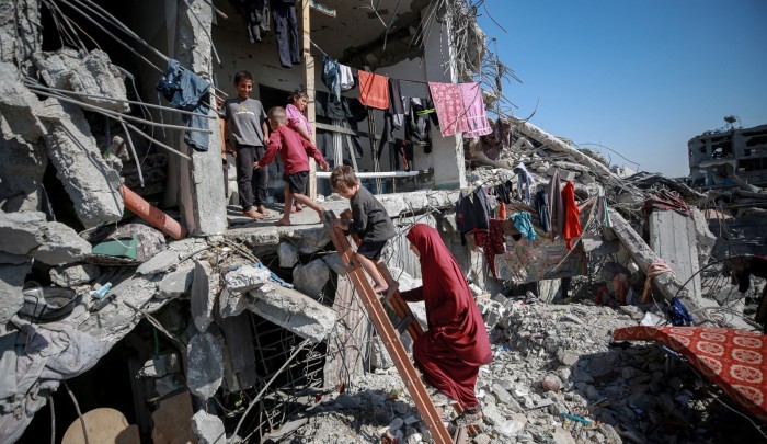 عائلة بدوان تعيش بين أنقاض منزلها المدمر في جباليا شمالي قطاع غزة