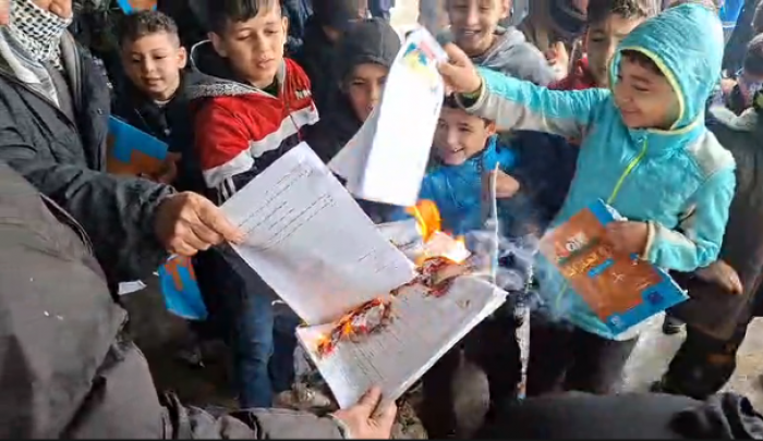 إحراق كتب الجغرافيا المحرفة في مخيم نهر البارد رفضًا لشطب اسم فلسطين