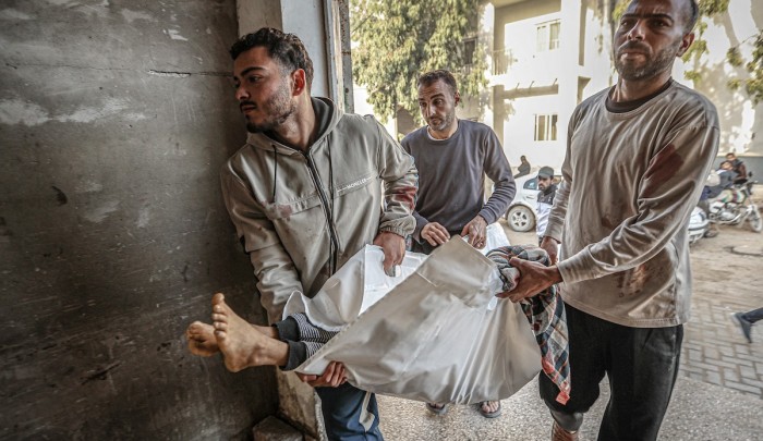 نقل الطفلة الشهيدة همسة حوسو إلى مستشفى في مدينة غزة