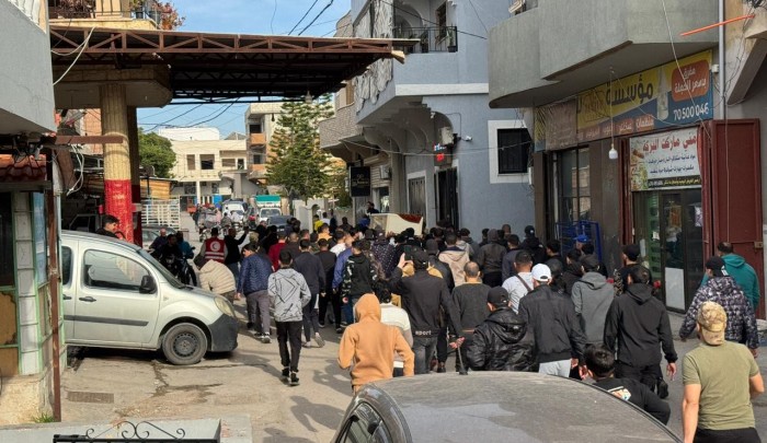 جانب من تشييع الشهيد الشاب حسن نحلاوي في مخيم الرشيدية اليوم