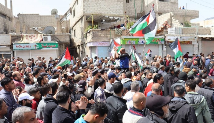 مسيرة حاشدة في مخيم خان دنون بريف دمشق، الجمعة، ٣ نيسان/ أبريل