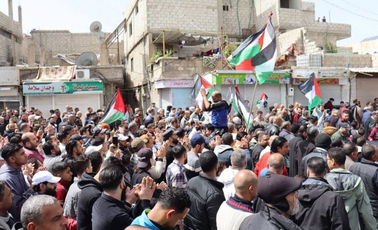 مسيرة حاشدة في مخيم خان دنون بريف دمشق، الجمعة، ٣ نيسان/ أبريل