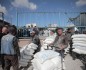 موظفون في "أونروا" يسلمون مساعدات في غزة