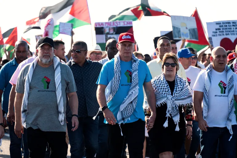 الرئيس الكوبي يقود مسيرة للتضامن مع فلسطين أمام السفارة الأميركية.webp