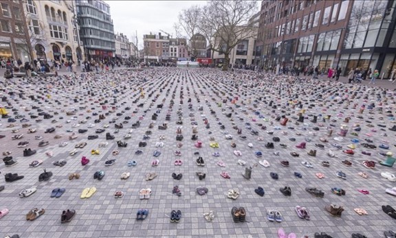 عرض 14 آلاف حذاء للأطفال في مدينة أوتريخت الهولندية للتذكير بشهداء غزة.jpg