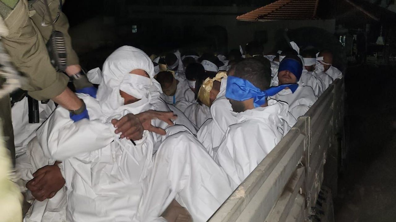 معتقلون فلسطينيون في مجمع الشفاء الطبي.jpg
