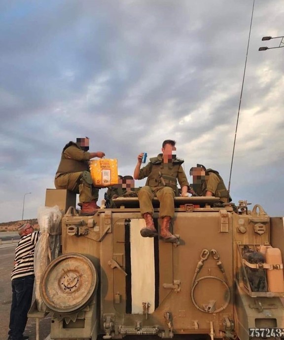 جنود الاحتلال يتفاخرون بوجبات الماكدونالدز المجانية.jpg