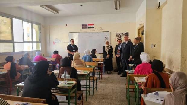 سفير السلطة الفلسطينية مع طلاب التوجيهي من غزة في مصر.jpg