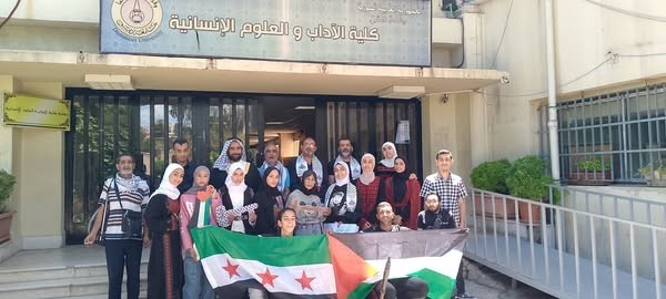 وقفة في كلية الاداب - دمشق.jpg