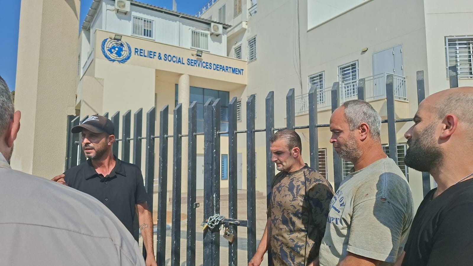 إغلاق مقر أونروا بمخيم نهر البارد.jpg