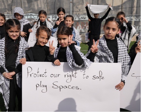 أطفال مخيم عايدة يناشدون العالم لمنع هدم ملعبهم والدفاع عن حقهم في اللعبب.jpg