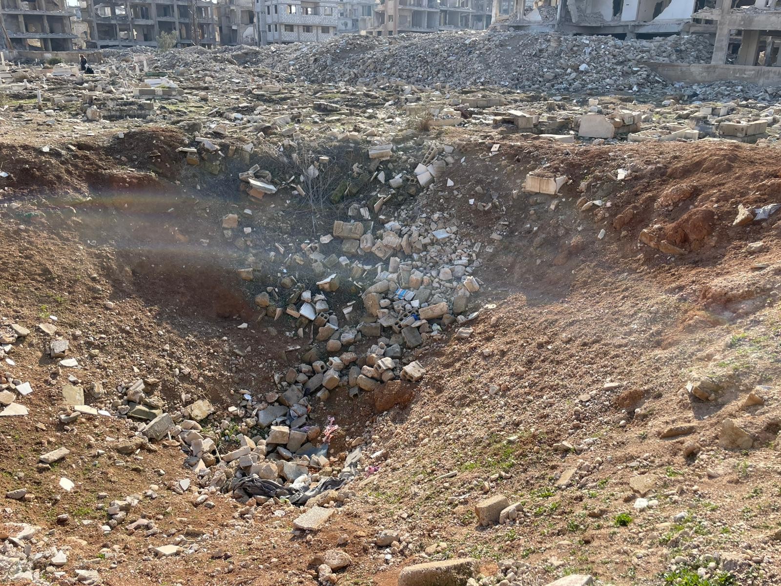 ثعالب تنبش القبور في مقبرة اليرموك.jpeg