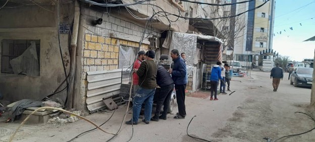 اصلاح عطل كهرباء في مخيم السيدة زينب 2.jpg