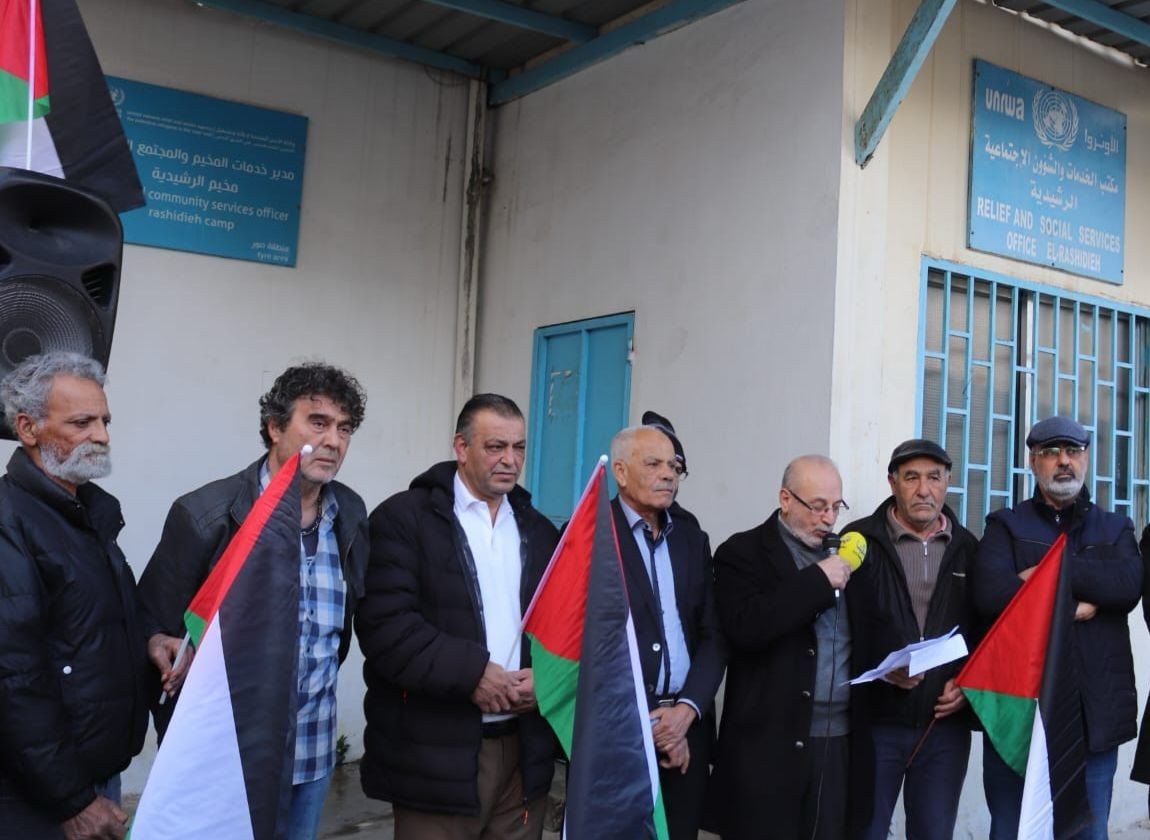 اعتصام في مخيم الرشيدية رفضًا لتقليص خدمات %22أونروا%22 وتخفيض رواتب موظفيها  .jpeg