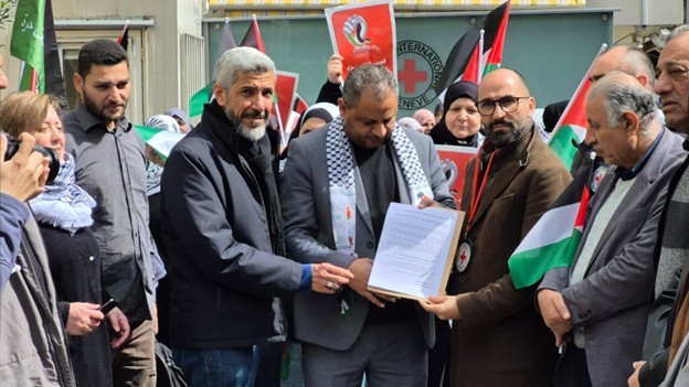 وقفة من أجل الاسرى أمام الصليب الاحمر 2.jpg