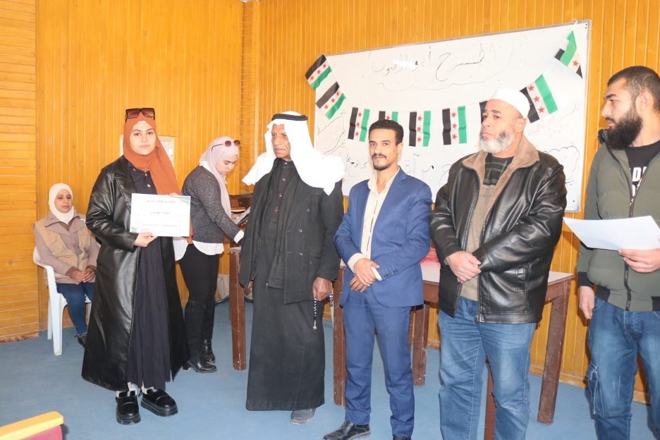 مشاركة فلسطينية فاعلة في محاضرة ثقافية بالذيابية حول دور المسرح.jpg