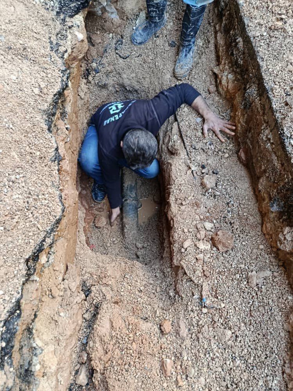 مؤسسة مياه عين الفيجة تُصلح أعطال شبكة المياه في مخيم اليرموك بعد شكاوى الأهال.jpg