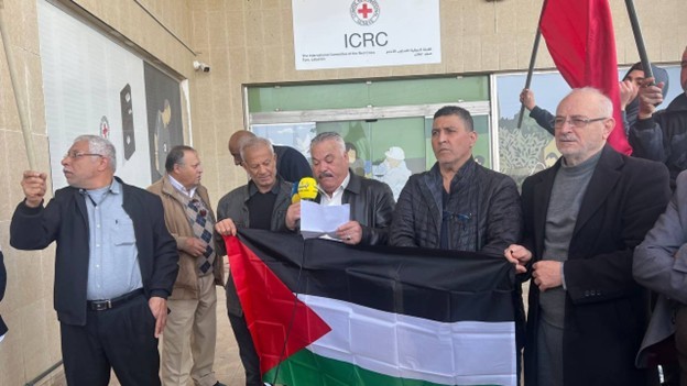 وقفة من أجل الأسرى أمام الصليب الاحمر في صور 2.jpg