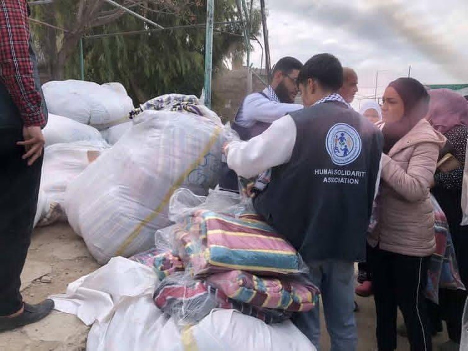 توزيع مساعدات .jpg