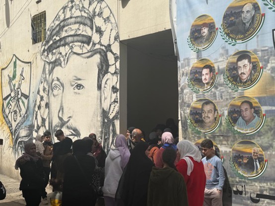 توزيع مياه وصناديق نظافة في مخيم الجليل  2.jpg